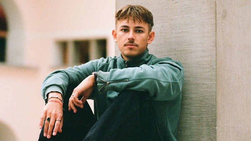 A Literary Wunderkind’s Best-Selling Nostalgia