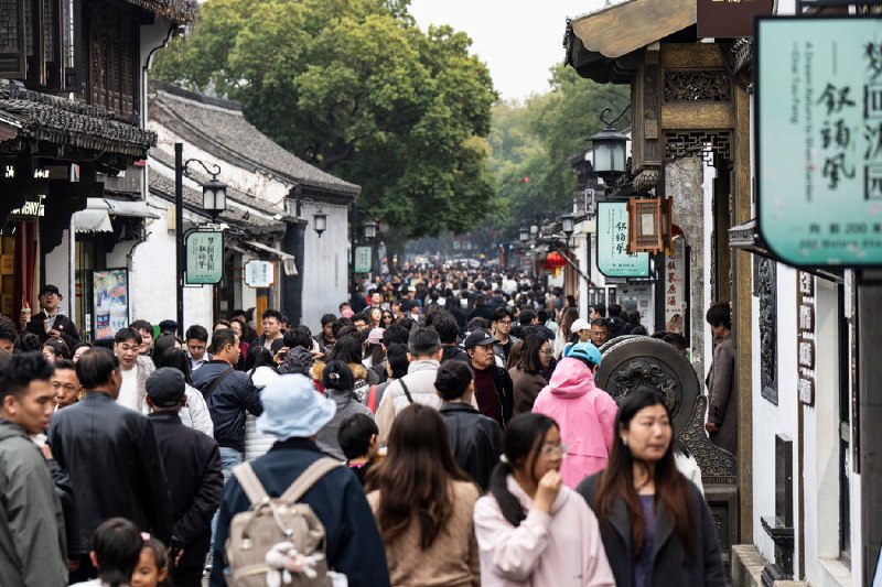中国消费支出进一步放缓，月度零售额疫情后首次下降