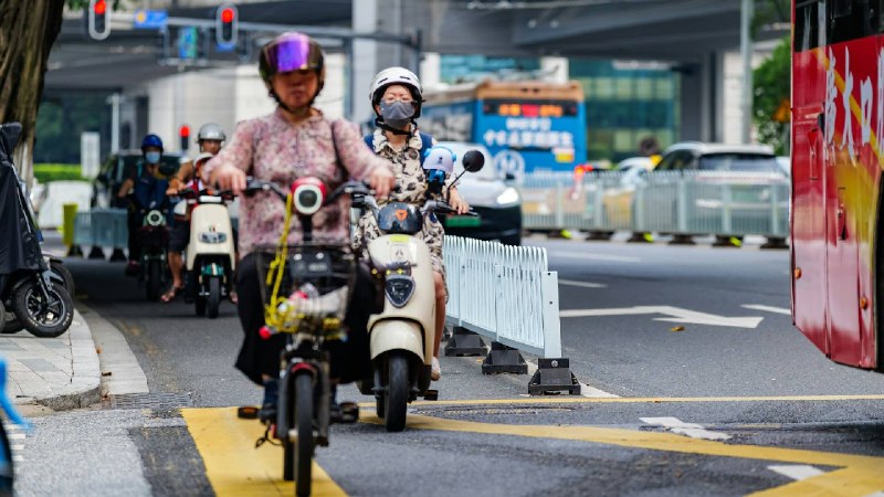 《道路交通安全法》拟大改：「电鸡」限速上调至 20km/h，将严管「暴走团」占道