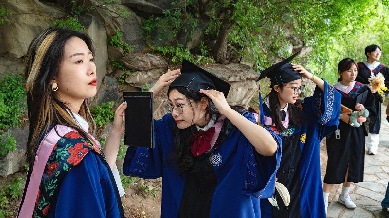 Why ever fewer young Chinese study abroad