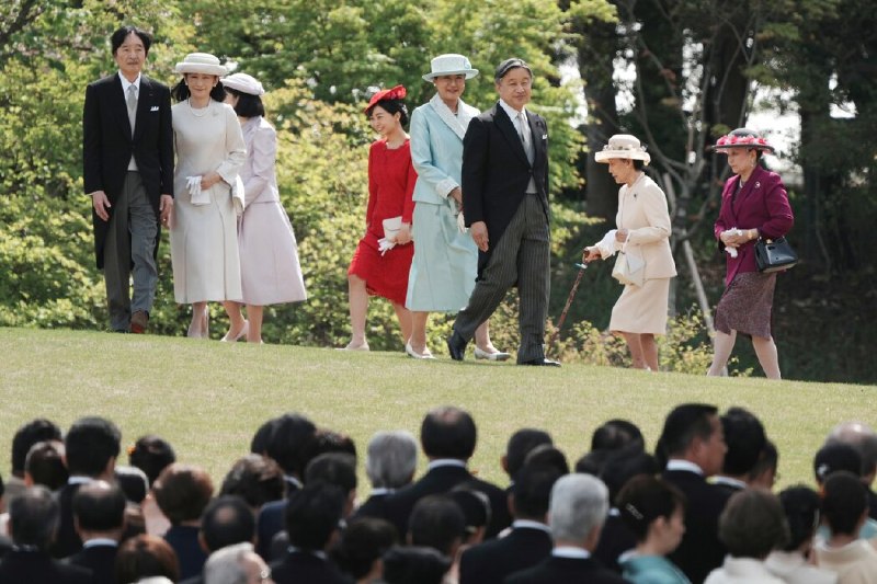 日本皇室面临继承危机：女性天皇可能出现吗？