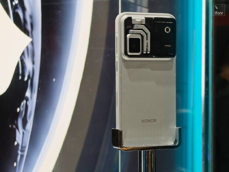 早报｜9999起，荣耀Robot Phone发布/Google发布Pixel 11系列/岚图董事长卢放:开发周期短不等于「速成车」
