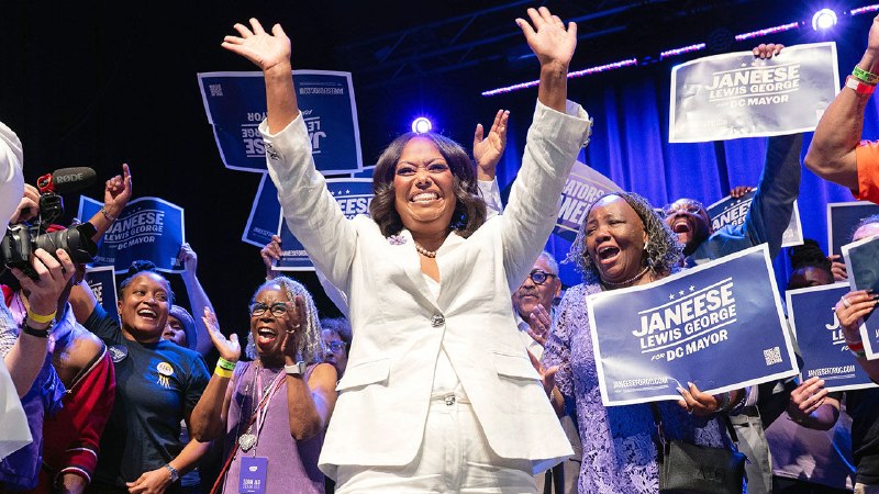 Populist president, meet socialist mayor