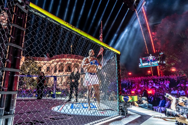 一场展示美国衰落的奇观