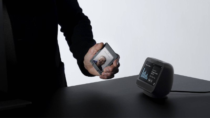 2026 最值得期待的 AI 硬件，是卡片｜AI 器物志